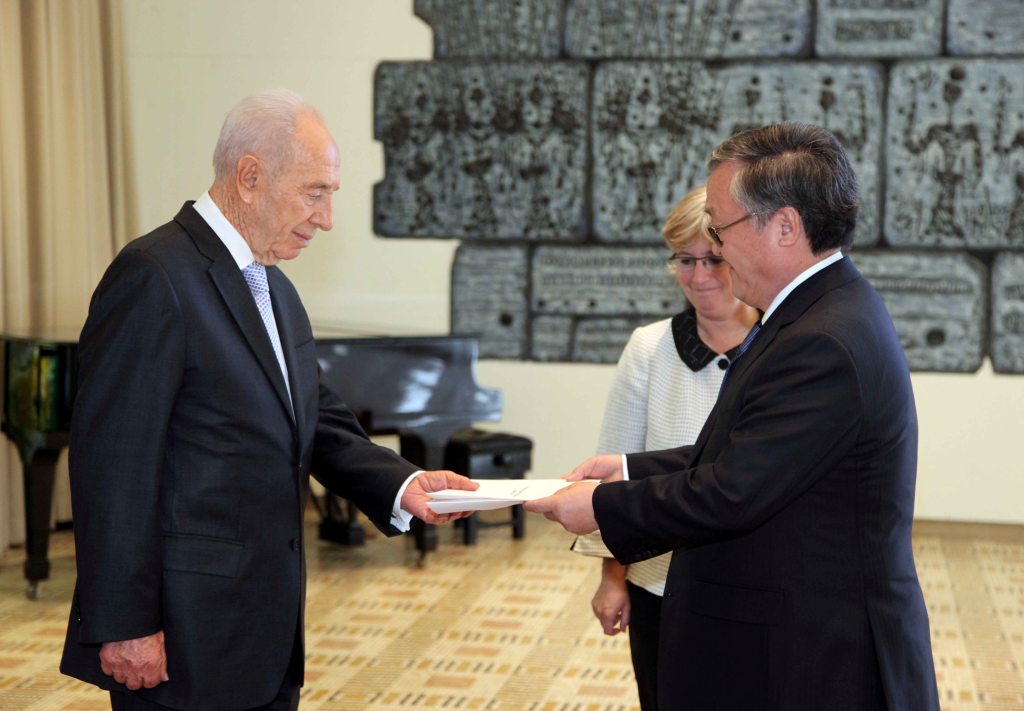 Ambassador Altangerel with President Shimon Peres of Israel- Oct. 10-2013